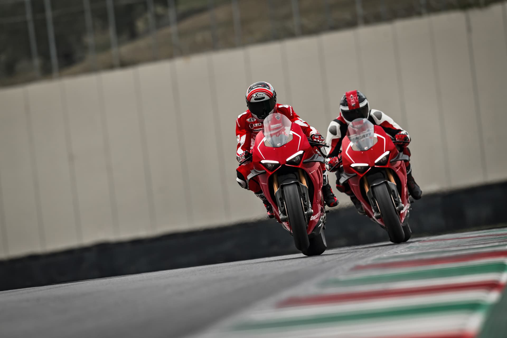 36 Ducati Panigale V4 R Action Uc69273 Mid