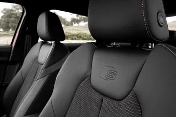 Vista detallada de los asientos de cuero con emblema de Audi A1.