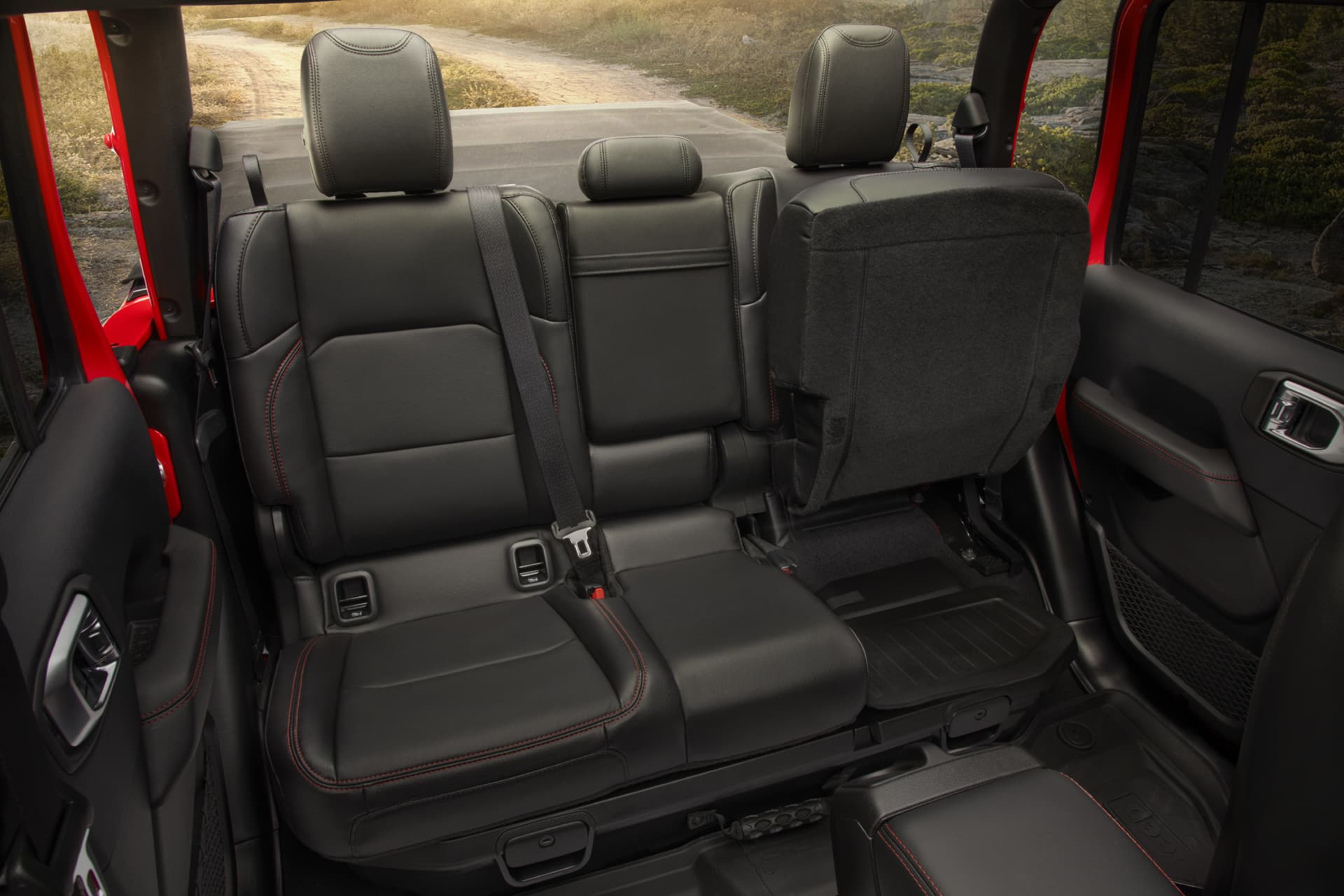 Vista detallada de los asientos traseros del Jeep Gladiator, mostrando su tapicería y diseño.