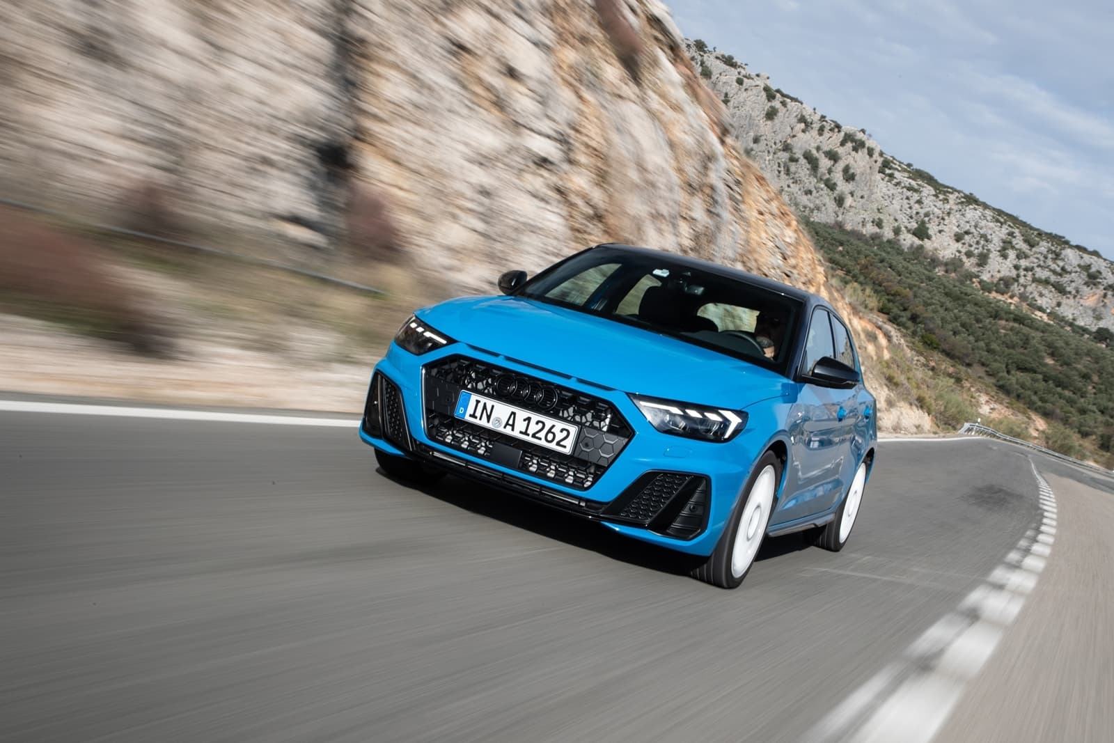 Vista dinámica del Audi A1 2019 en acción, destacando su diseño frontal agresivo.