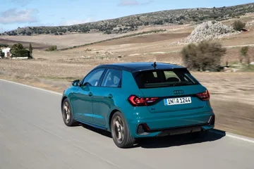 Vista dinámica del Audi A1 2019 mostrando su línea trasera y lateral en carretera.