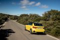 Vista dinámica del Audi A1 2019 en carretera mostrando diseño trasero y lateral.