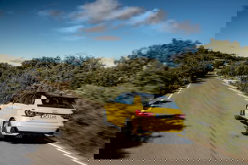 Vista dinámica del Audi A1 2019 en carretera mostrando diseño trasero y lateral.