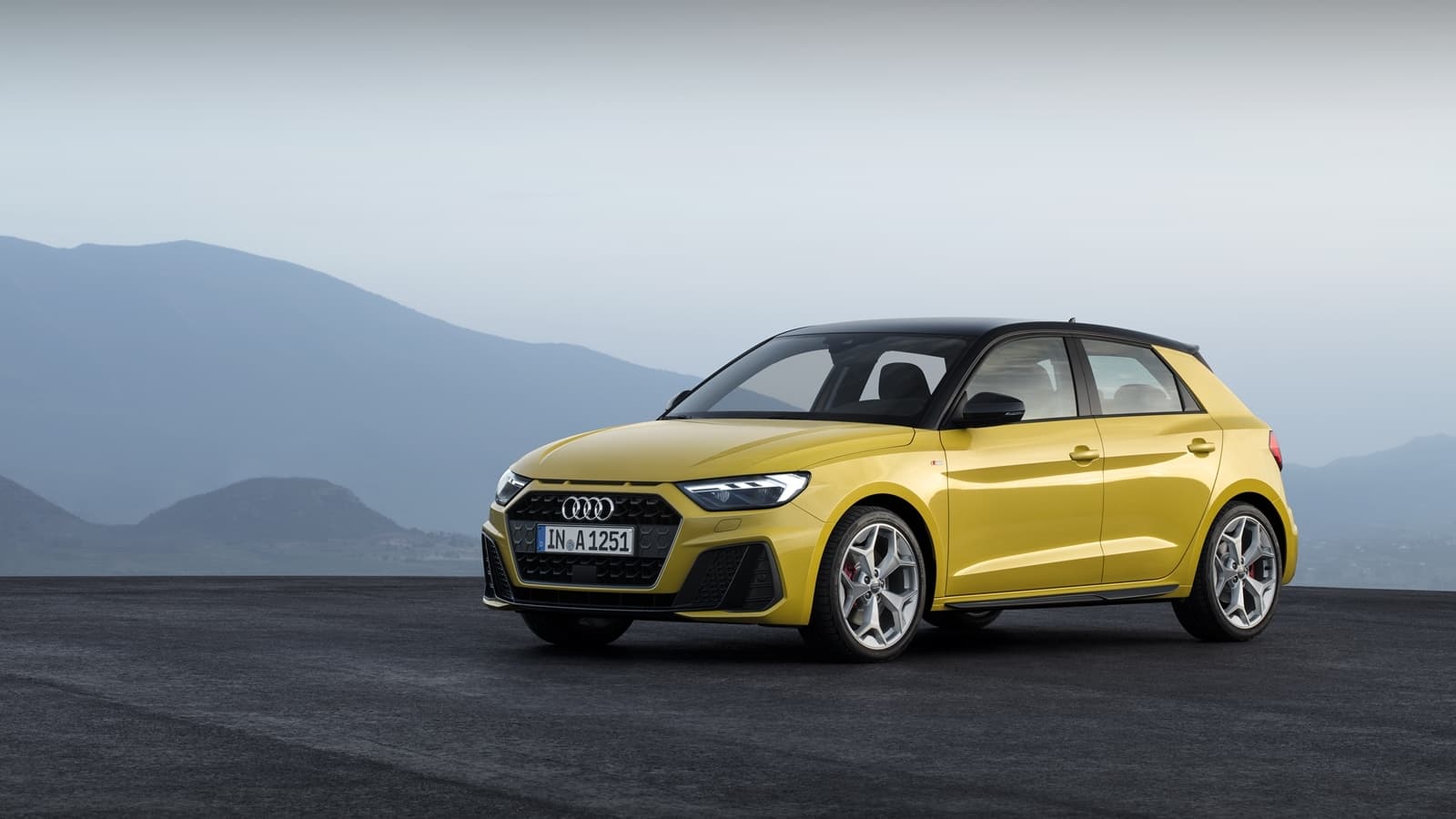 Vista del Audi A1 enfatizando su diseño frontal y lateral.