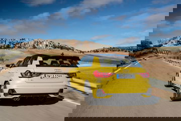 Vista dinámica del Audi A1 2019 mostrando su perfil trasero y lateral en movimiento.