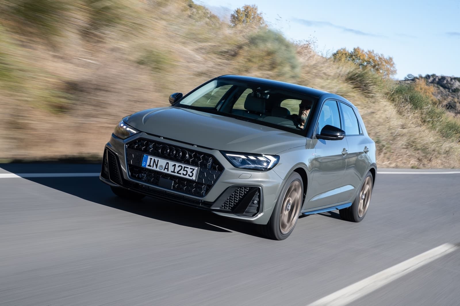 Vista dinámica del Audi A1 2019 mostrando su diseño frontal y lateral.