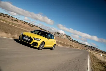 Vista dinámica del Audi A1 en acción, destacando su perfil lateral deportivo.