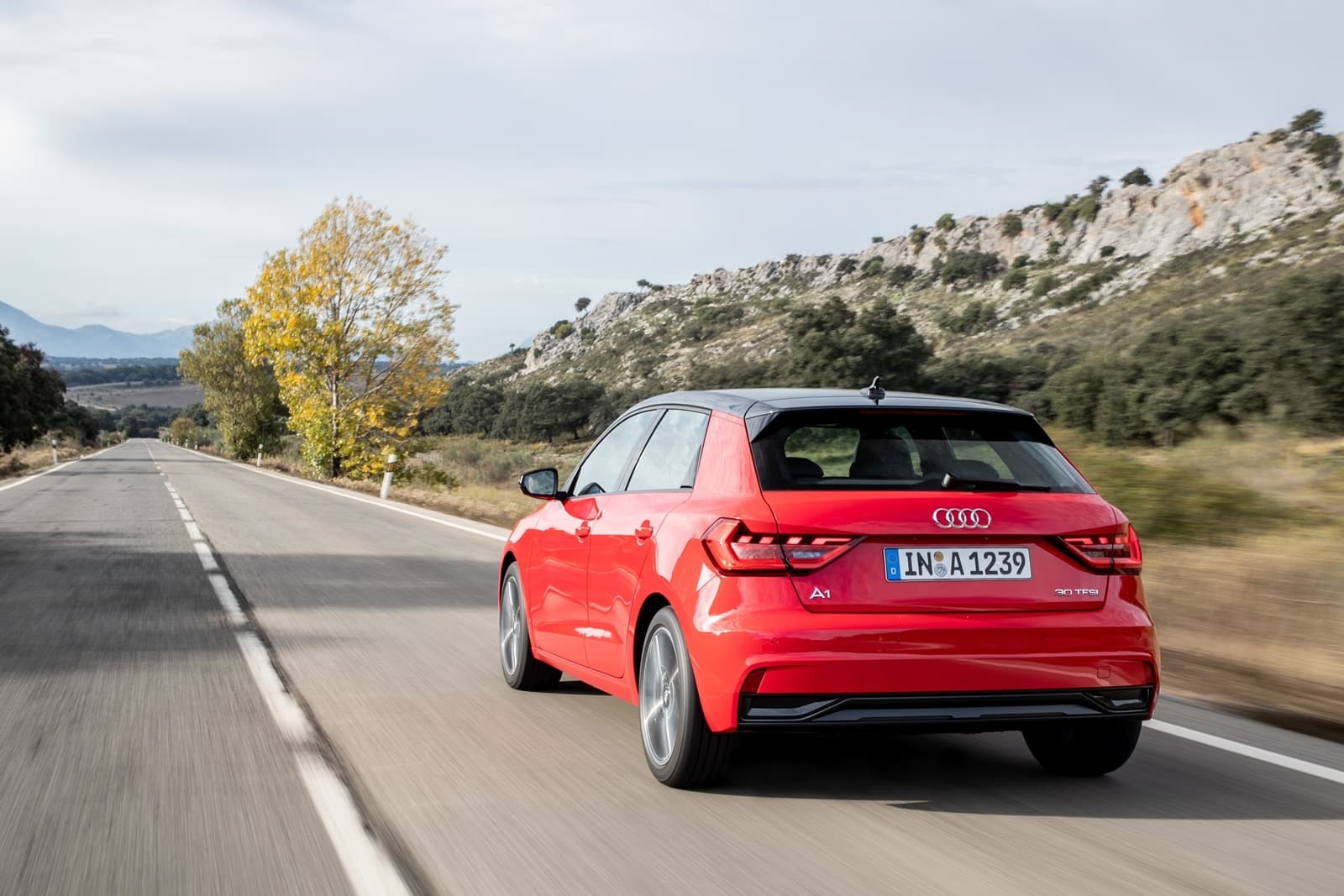 Vista dinámica de un Audi A1 2019 desde la perspectiva trasera y lateral.
