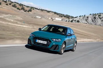 Vista dinámica del Audi A1 en pista destacando su frontal agresivo.