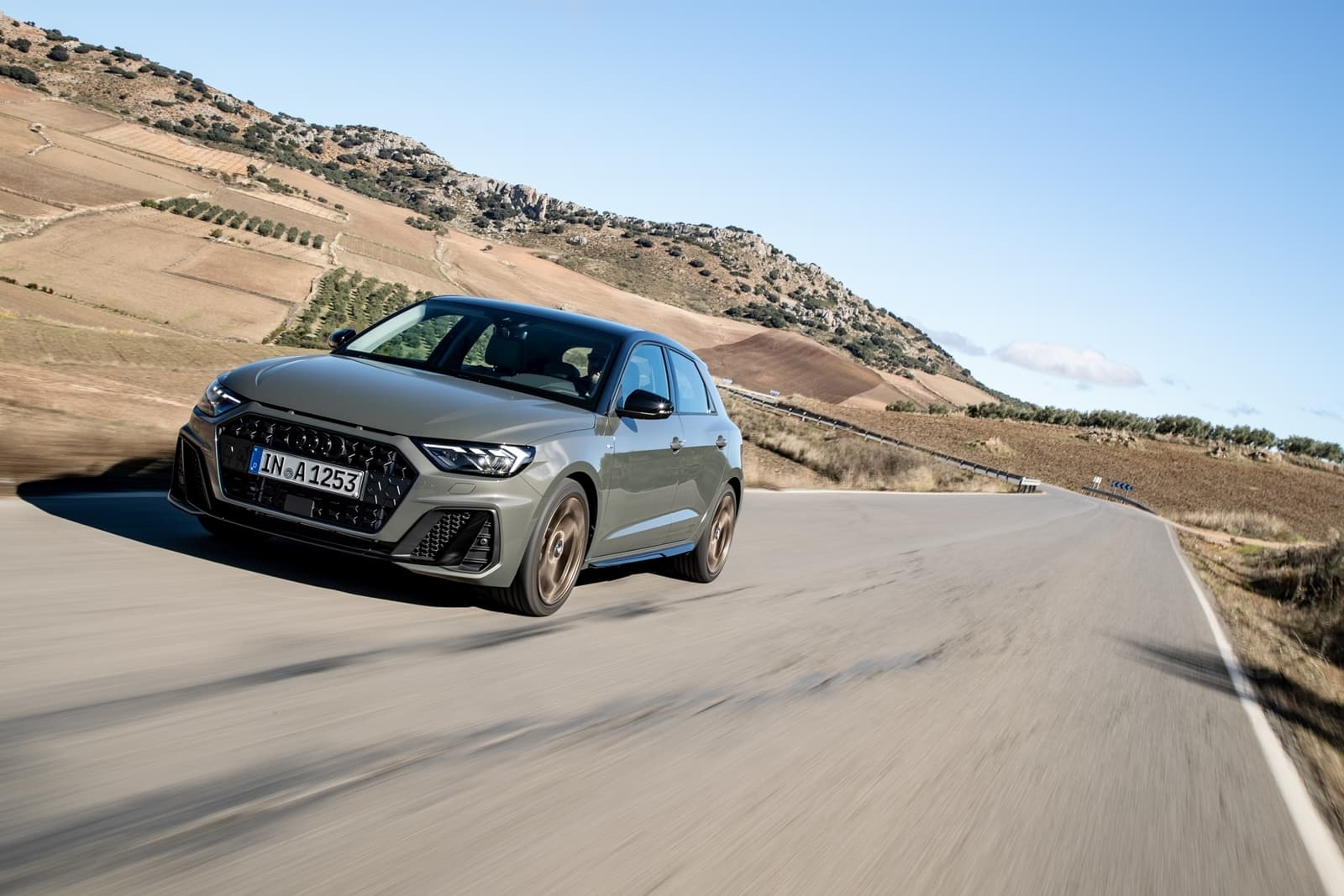 Audi A1 en dinámica carretera, destacando su diseño deportivo y compacto.