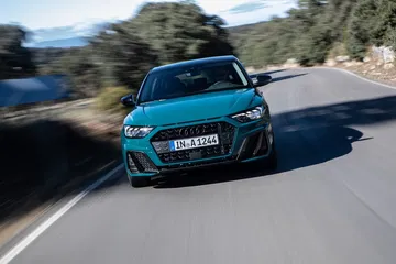 Vista frontal dinámica del Audi A1 en movimiento.