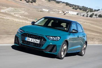 Vista en acción del Audi A1 mostrando su línea deportiva y frontal agresivo