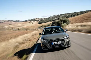 Audi A1 mostrando su dinámica delantera y perfil lateral en carretera