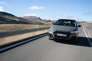 Vista dinámica del Audi A1 2019 en carretera, destacando su diseño frontal y perfil.