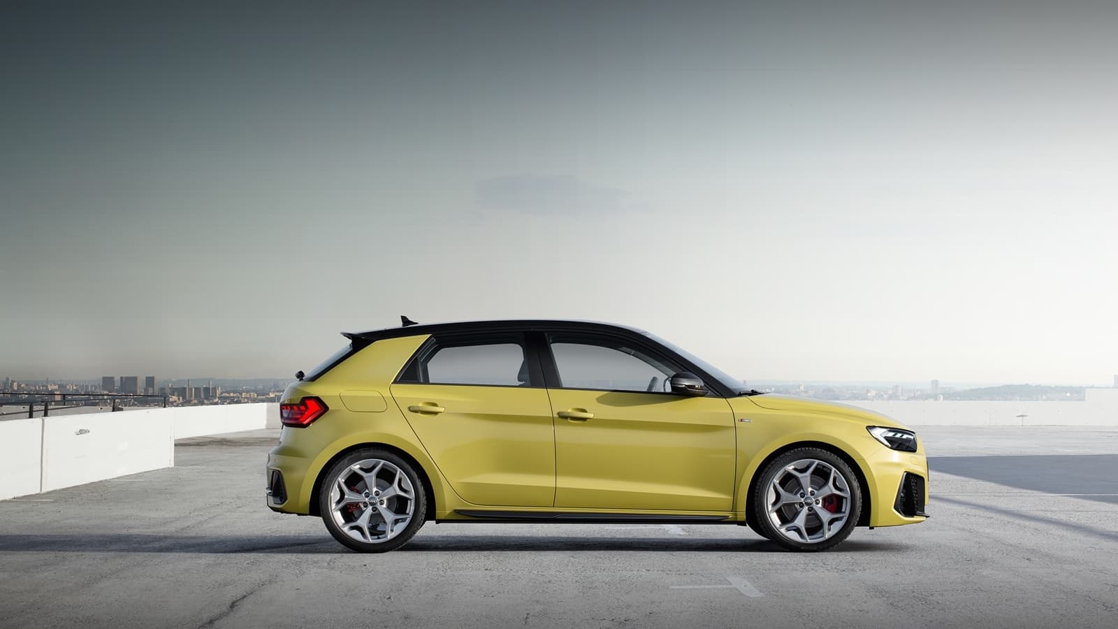 Vista dinámica lateral del Audi A1 con diseño deportivo y acabados premium.