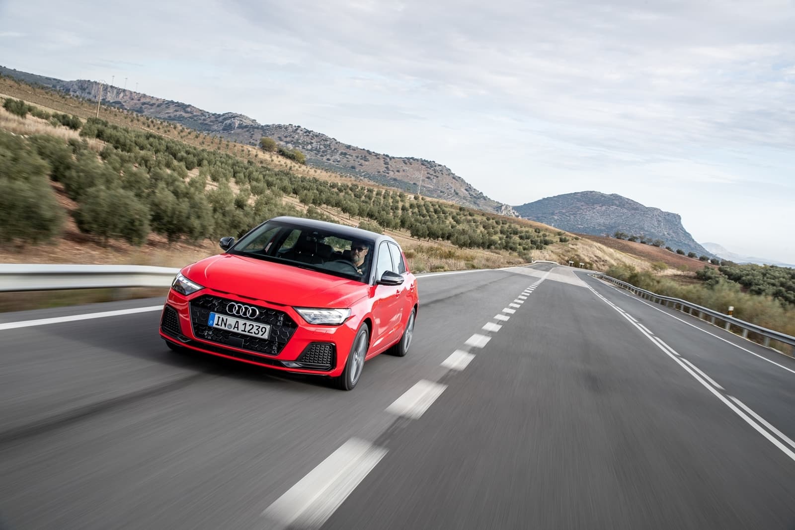 Audi A1 en rojo, capturado en movimiento demostrando su agilidad y diseño compacto.