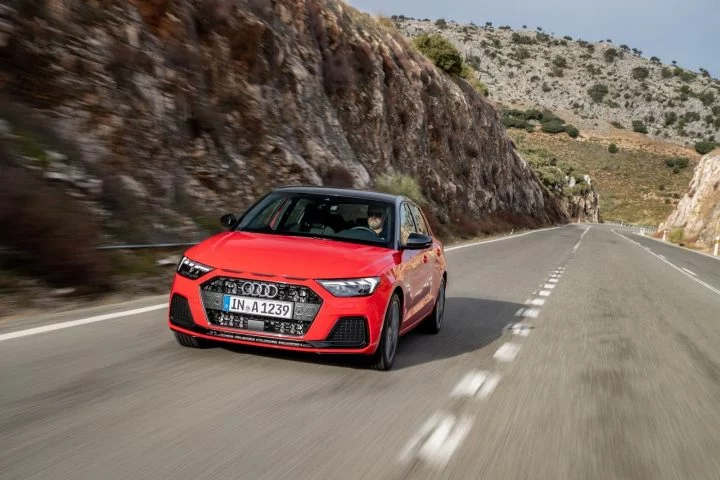 Vista dinámica del Audi A1 2019 destacando su diseño frontal y lateral.