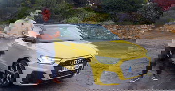 Vista angular frontal del Audi A1 destacando su diseño compacto y deportivo.