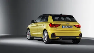 Vista traserolateral del Audi A1, destacando su diseño compacto y deportivo.