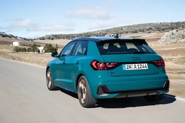 Vista trasera y lateral del Audi A1, destacando su diseño compacto y deportivo.