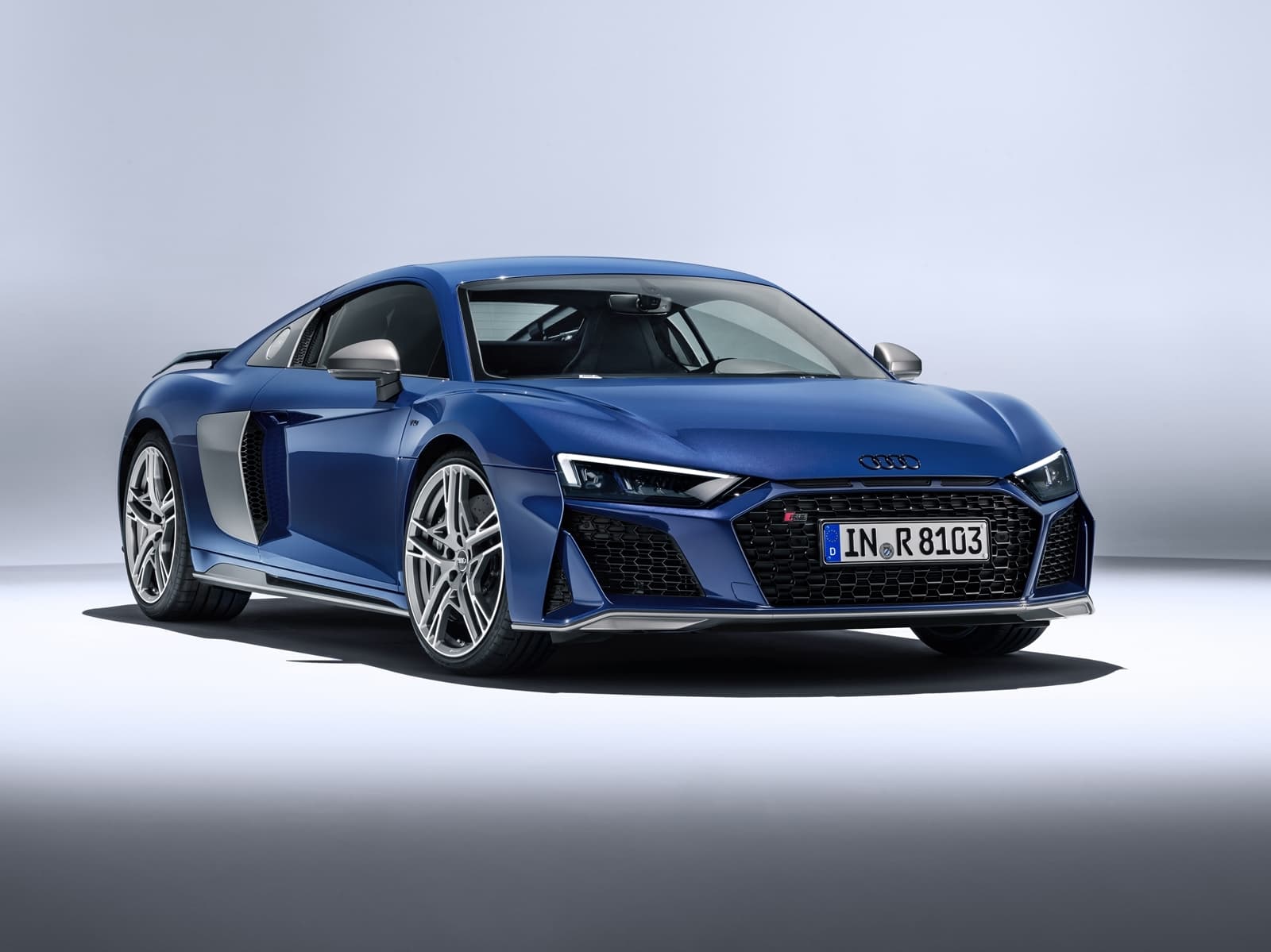Vista frontal y lateral de un Audi R8 azul destacando su diseño deportivo