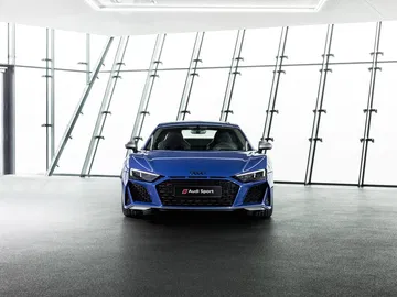 Vista frontal del Audi R8 resaltando su diseño deportivo y parrilla agresiva