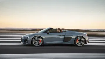 Vista lateral del Audi R8 Spyder mostrando sus líneas aerodinámicas y deportivas.