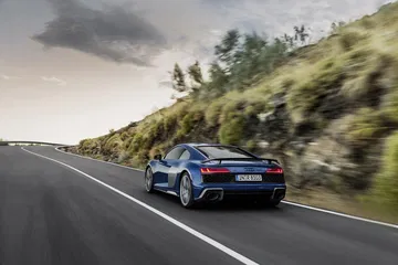 Audi R8 mostrando su dinámica de conducción y diseño trasero en carretera.