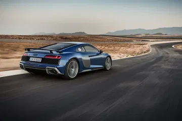 Vista trasera lateral del Audi R8 mostrando su dinámica silueta y escape deportivo.