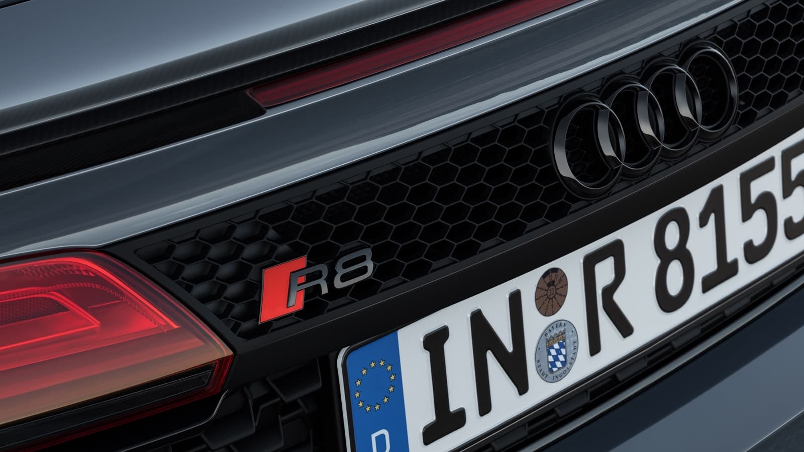 Vista cercana del distintivo R8 en la zona trasera del Audi.
