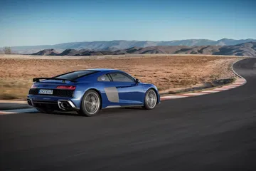 Vista lateral del Audi R8 en movimiento destacando su perfil aerodinámico.