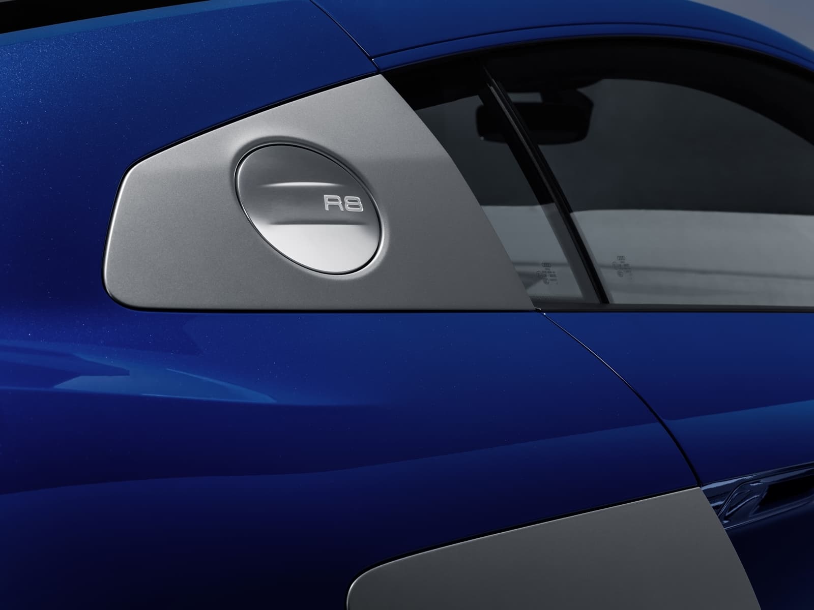 Detalle de la manija de la puerta del Audi R8, mostrando diseño y acabado.