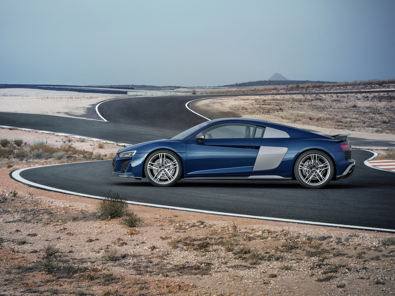 Audi R8 en movimiento demostrando su perfil aerodinámico y estilizado.