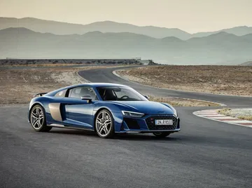 Audi R8 capturado en su hábitat natural, desplegando elegancia y deportividad.