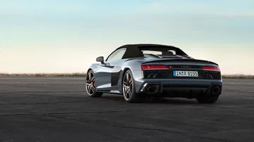 Visión trasera y lateral que muestra la elegancia y potencia del Audi R8.