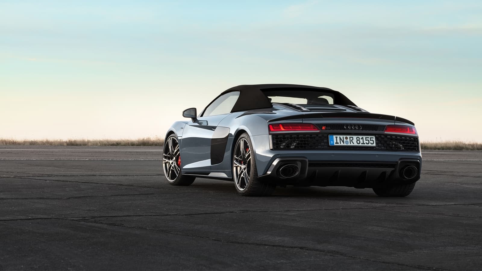 Visión trasera y lateral que muestra la elegancia y potencia del Audi R8.