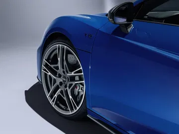 Vista detallada del rin y parte de la carrocería lateral del Audi R8.