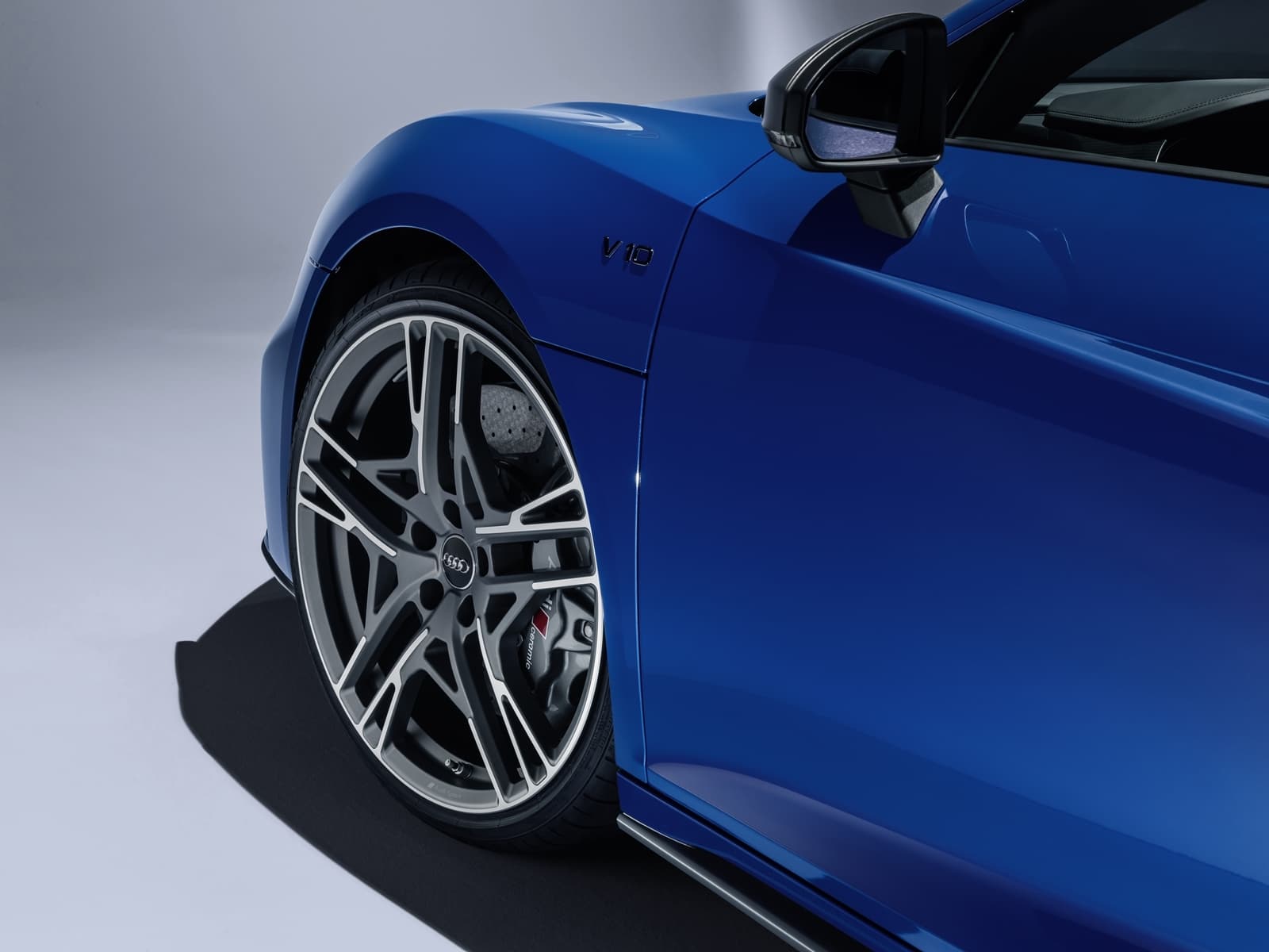 Vista detallada del rin y parte de la carrocería lateral del Audi R8.