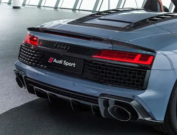 Vista trasera detallada del Audi R8, destacando sus faros y líneas aerodinámicas.
