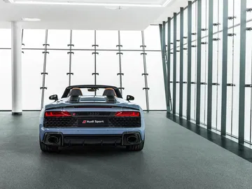 Imagen trasera del Audi R8 resaltando su diseño icónico y luces LED.