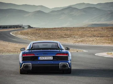 Vista trasera del Audi R8 mostrando su diseño deportivo y escapes dobles.