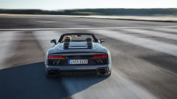 Vista trasera del Audi R8 a toda velocidad en pista de carreras