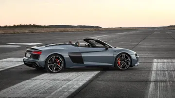 Vista lateral del Audi R8 que muestra su línea aerodinámica y diseño deportivo.