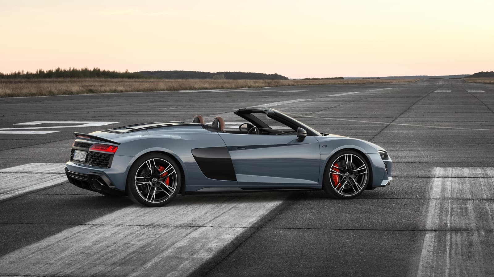 Vista lateral del Audi R8 que muestra su línea aerodinámica y diseño deportivo.