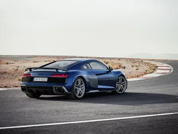 Vista trasera y lateral del Audi R8, destacando su diseño aerodinámico y deportivo.