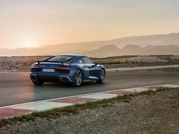 Audi R8 mostrando su silueta aerodinámica y trasera con luces LED distintivas.