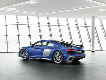 Audi R8 mostrando su dinámica silueta lateral y diseño trasero.