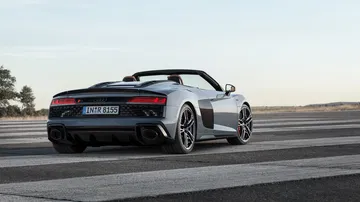 Vista trasera y lateral del Audi R8, destacando su diseño aerodinámico.