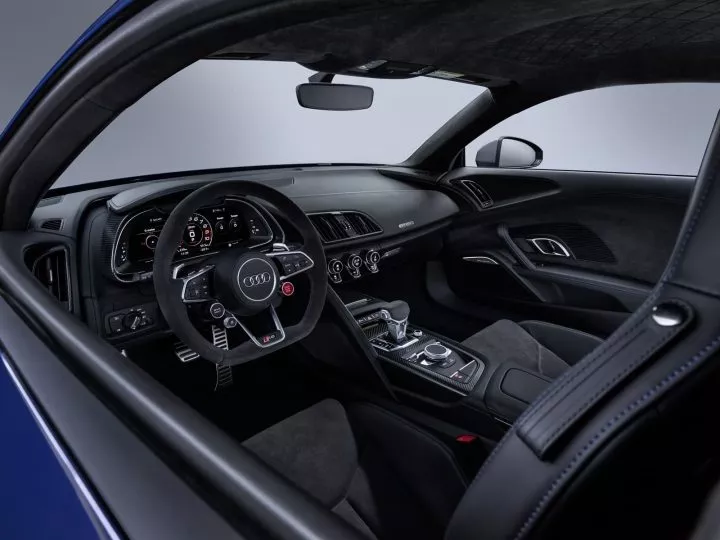 Vista del volante e instrumentación del Audi R8, destacando su diseño y ergonomía.