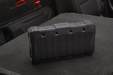 Imagen de una caja de herramientas robusta situada en la zona de carga del Jeep Gladiator.